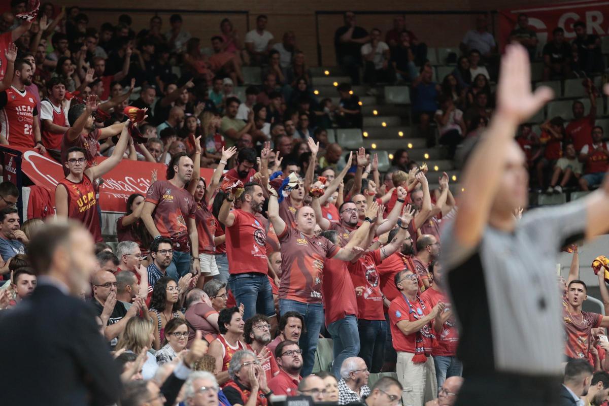 Los aficionados del UCAM Murcia disfrutaron con el triunfo ante el Tenerife