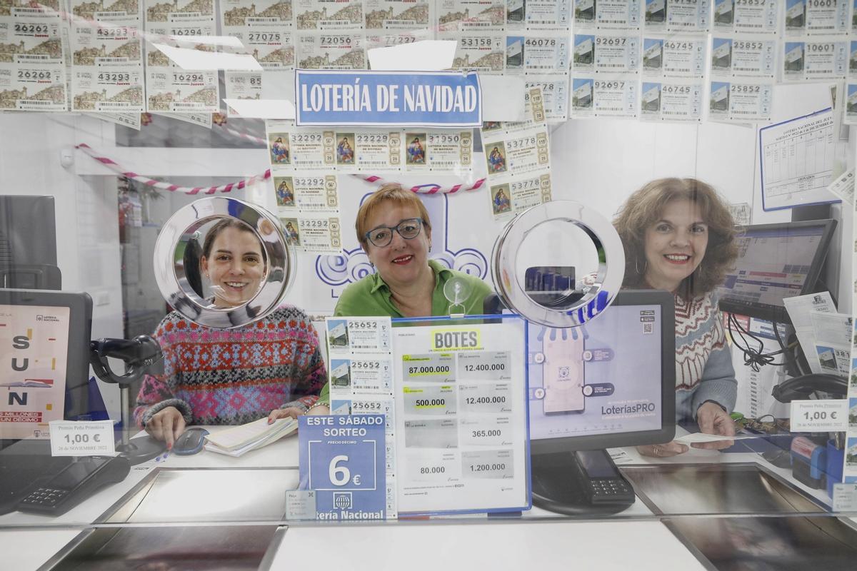 Juani, Inés y Alba , de 'Loterías Doncel', explican que las ventas han arrancado cuando llegaron las primeras lluvias.