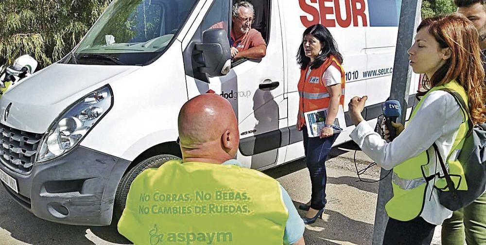 Personas en silla de ruedas intentan concienciar de que no se corra al volante