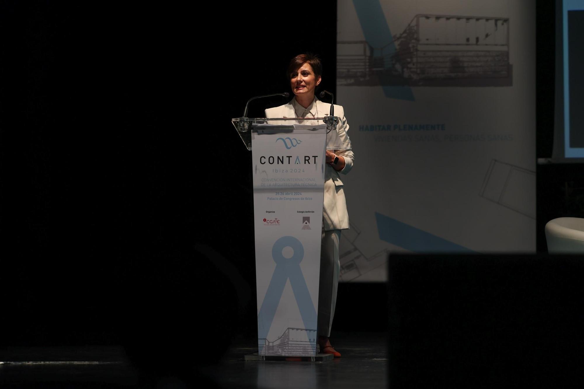 Galería: La ministra de Vivenda, Isabel Rodríguez García, en el congreso de Arquitectura Técnica de Ibiza