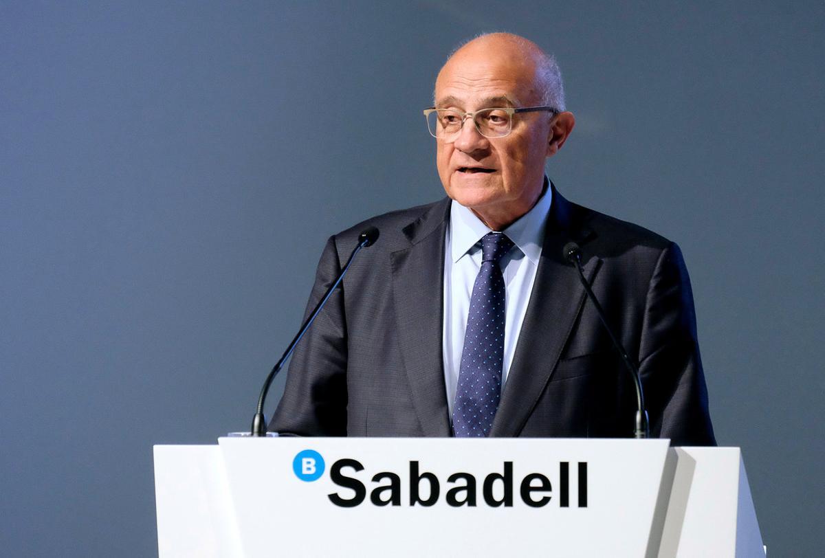 Sabadell bank’s Executive Chairman Josep Oliu delivers a speech during the annual shareholder meeting in Alicante, Spain, April 19, 2018. REUTERS/Heino Kalis