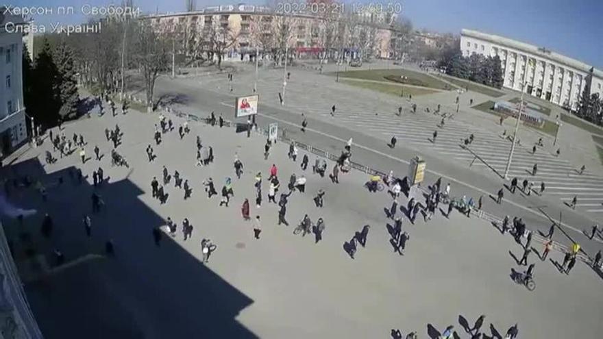 Imágenes del momento en que soldados rusos disparan contra manifestantes en la ciudad ucraniana de Jersón.