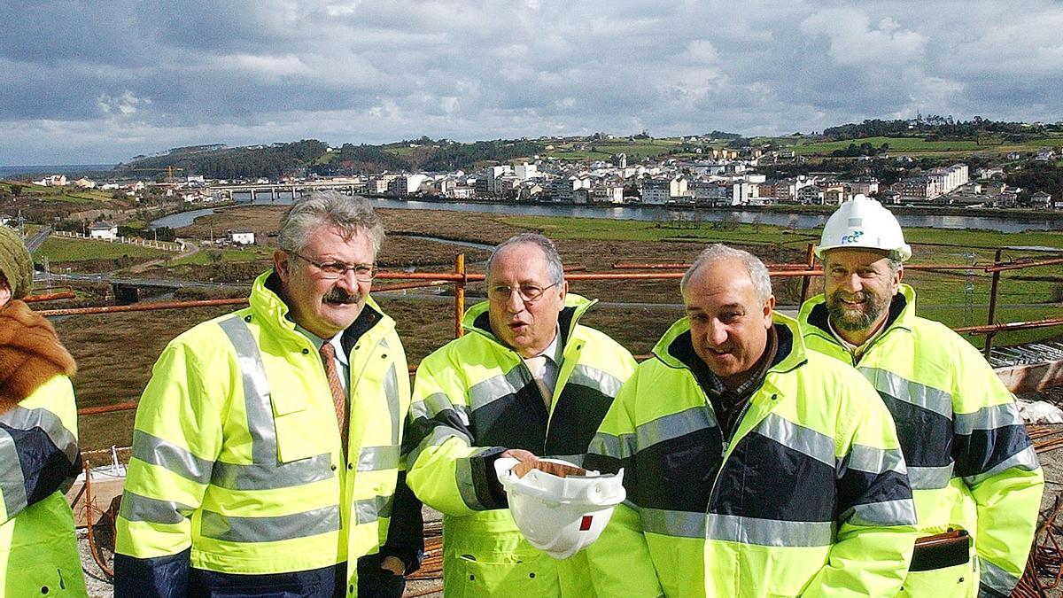 Bedia, en el centro de la imagen, con Antonio Trevín a la izquierda, y Salvador Méndez e Ignacio García a la derecha, en una imagen tomada en 2010 durante una visita a la obra de variante de Navia.