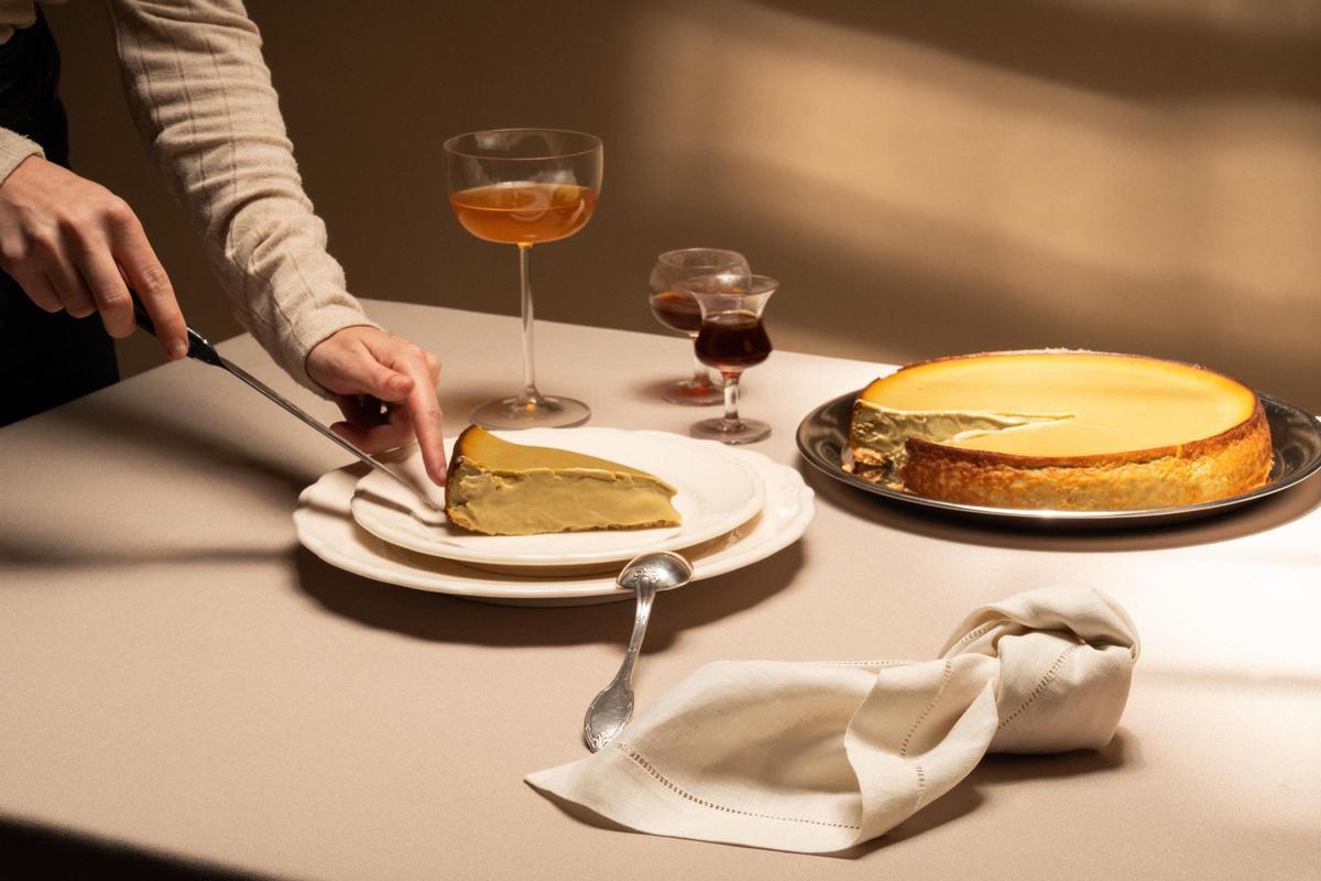 Emplatando de la tarta de pistacho de Kéik Cheesecake.