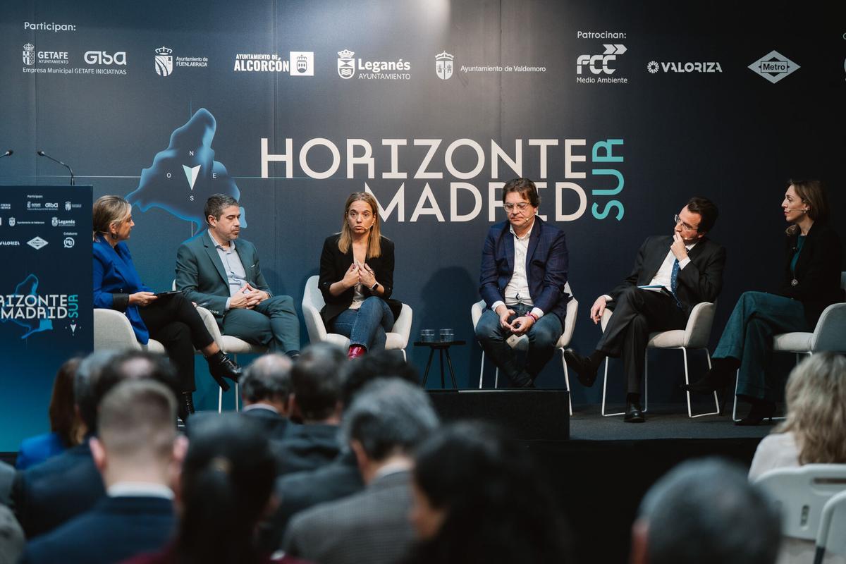 De izquierda a derecha, la periodista Fátima Iglesias; David Conde Rodríguez, alcalde de Valdemoro; Sara Hernández, alcaldesa de Getafe; Javier Ayala, alcalde de Fuenlabrada; Miguel Ángel Recuenco, alcalde de Leganés, y Candelaria Testa, alcaldesa de Alcorcón.