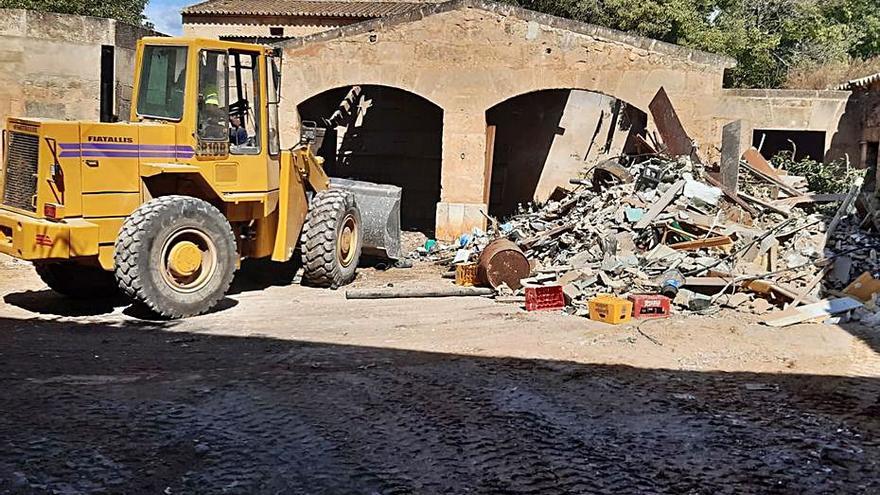 La pala recoge los cúmulos de residuos. | AYUNTAMIENTO DE PALMA