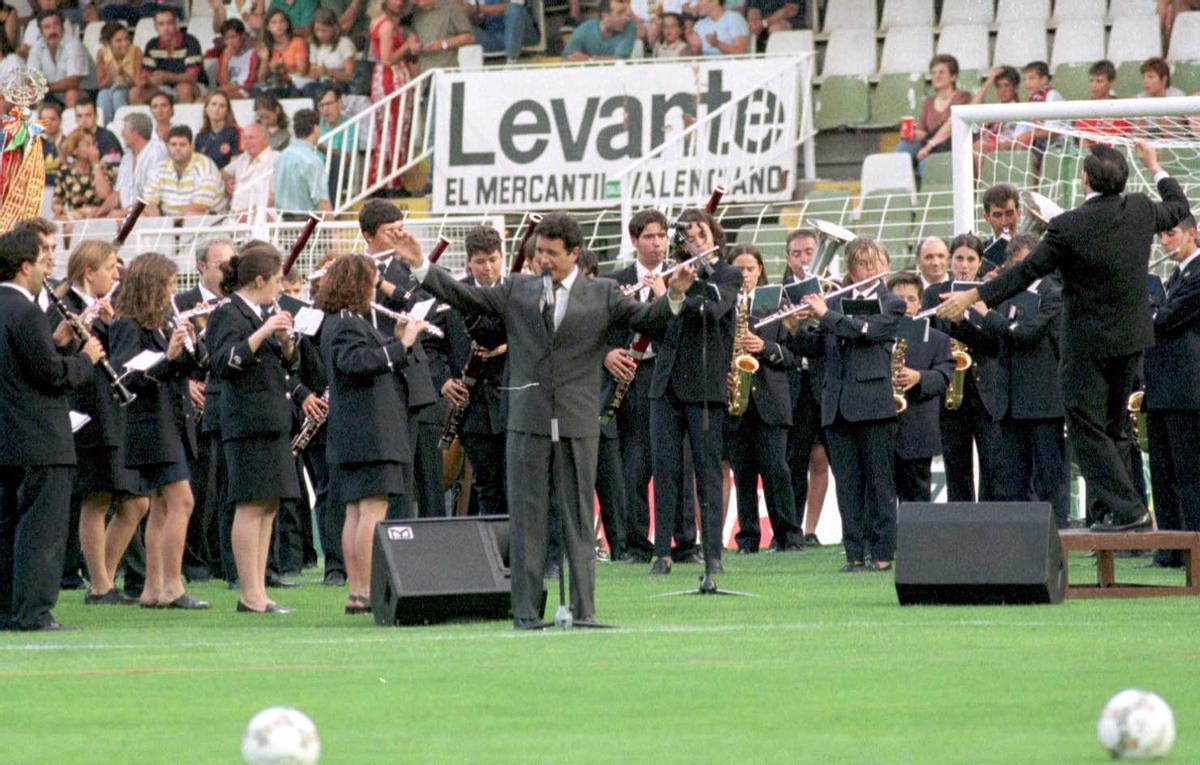 DEPORTES--PRESENTACION DEL VALENCIA DE LA TEMPORADA 98-99. Juan Ramón