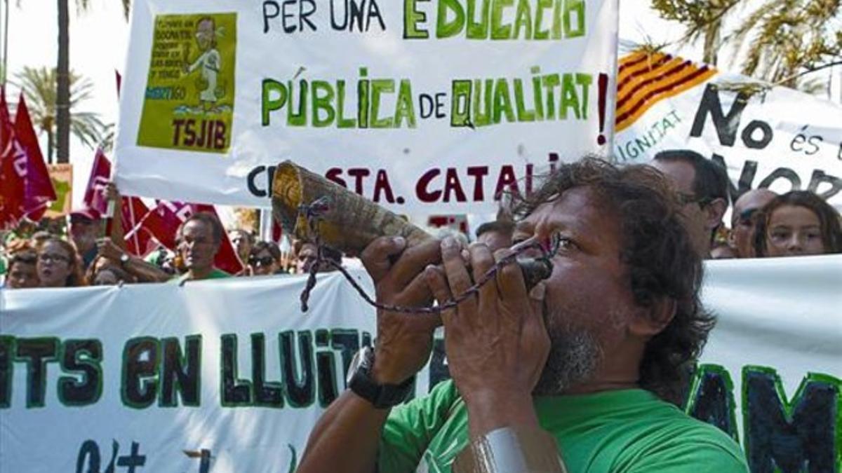 Profesores y estudiantes en huelga se manifiestan ante la sede del Gobierno balear, ayer, en Palma de Mallorca.