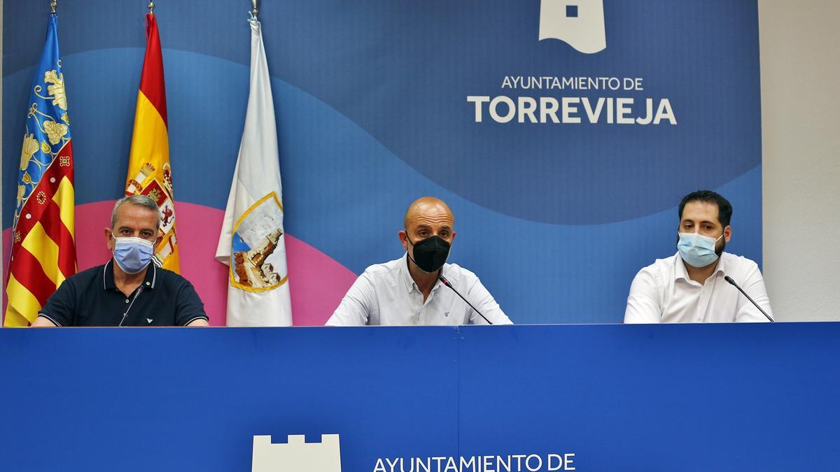 Imagen de la presentación de la iniciativa con el edil Ricardo Recuero, el presidente saliente de Rotary Club Torrevieja, Luis López, y el nuevo presidente de Rotary, Luis Andreu