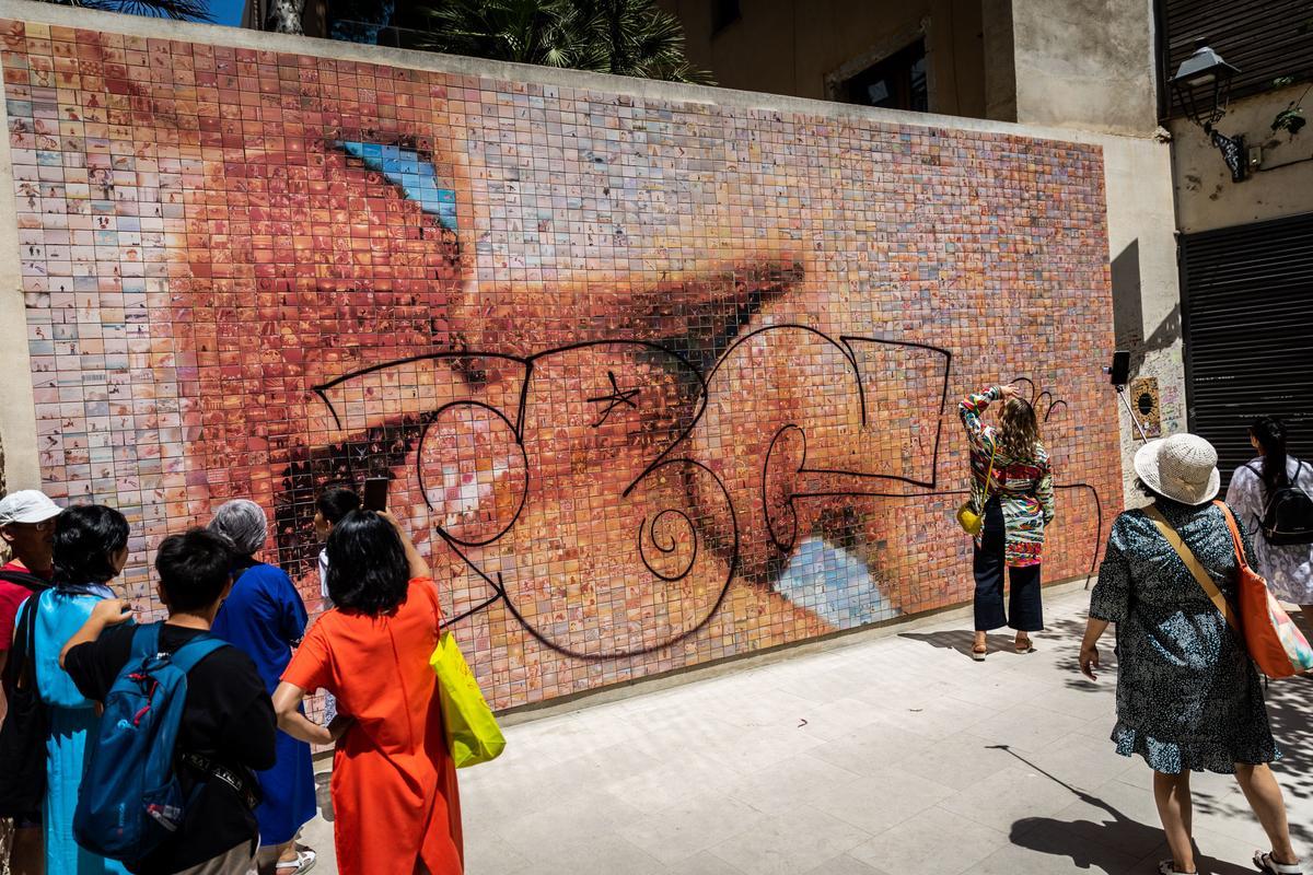 Vandalizado el mural de El beso de Fontcuberta en Barcelona