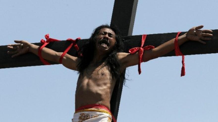 Devotos filipinos se hacen crucificar en Viernes Santo