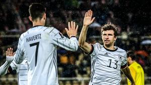 Müller y Havertz, vistiendo la elástica de la selección alemana