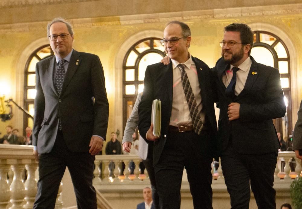 Els consellers a la presó arriben al Parlament.