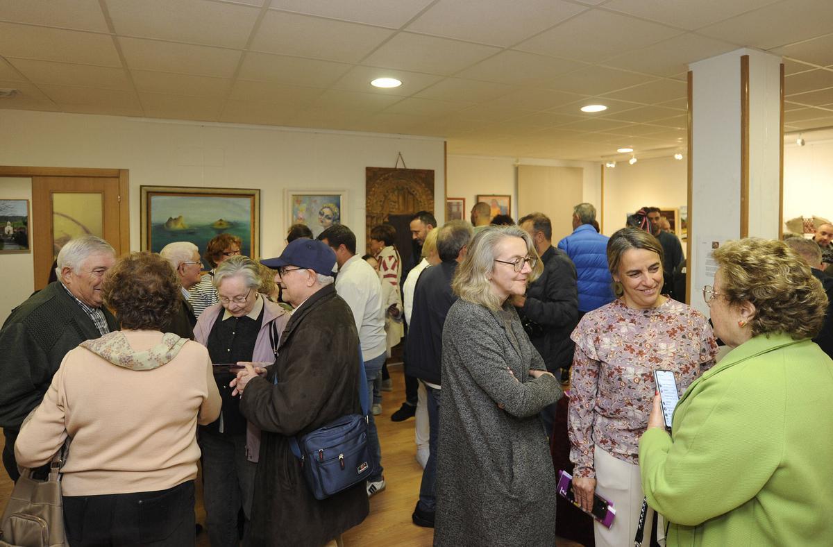Numerosos veciños arrouparon a inauguración da mostra, con creacións de artistas de distintas idades.