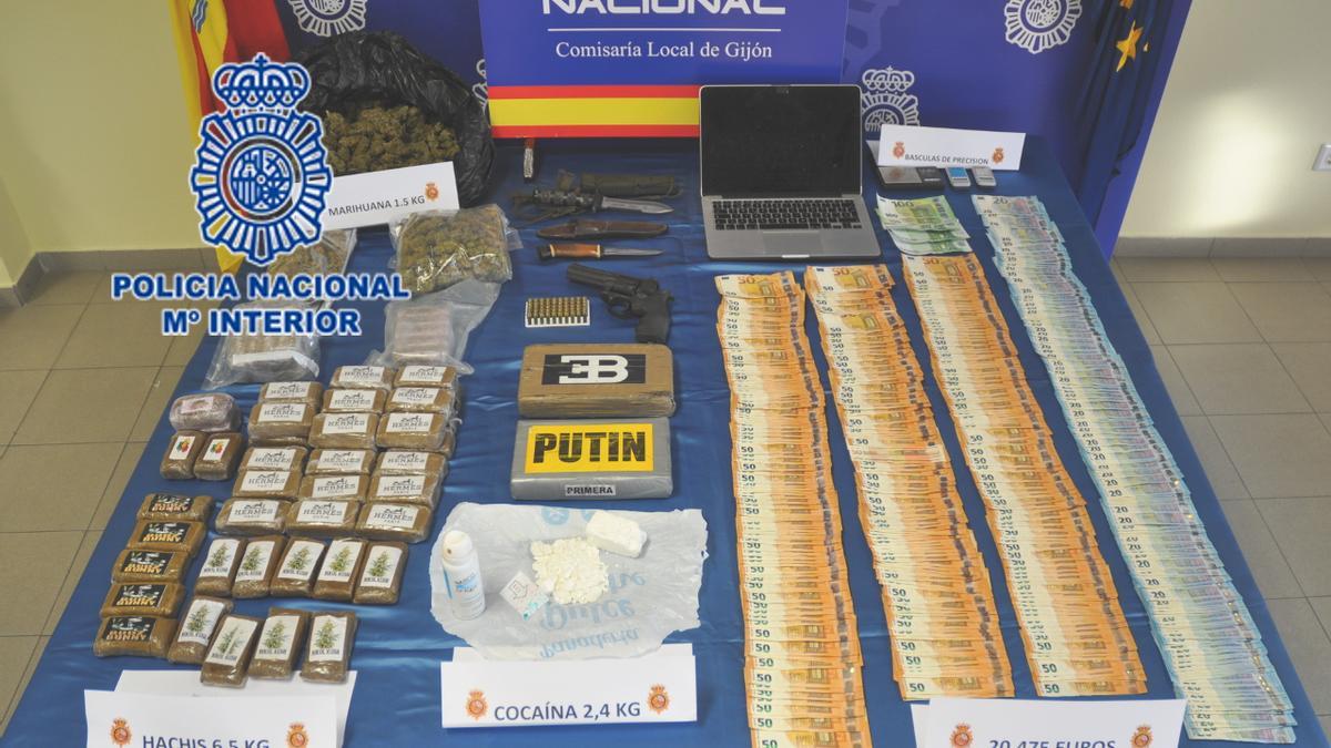 Droga, armas y dinero intervenido por la Policía Nacional.