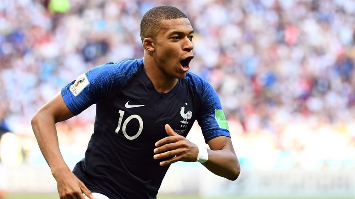 Mbappé marcó dos goles y forzó un penalti en una actuación soberbia