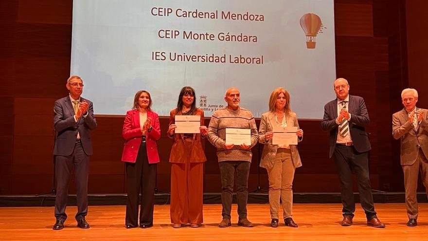 Profersores del CEIP Monte Gándara y el IES Universidad Laboral, con sus diplomas.