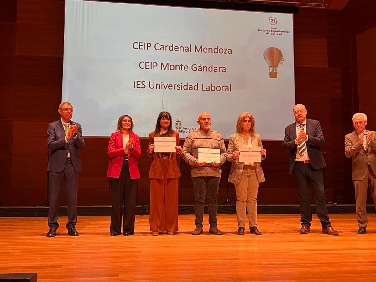Profersores del CEIP Monte Gándara y el IES Universidad Laboral, con sus diplomas.