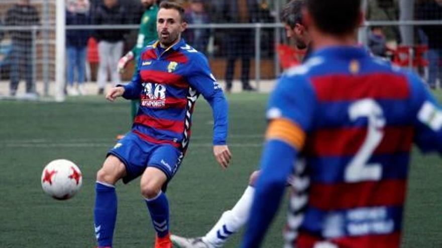 Esteban Muñoz refusa una pilota en un partit al Municipal.