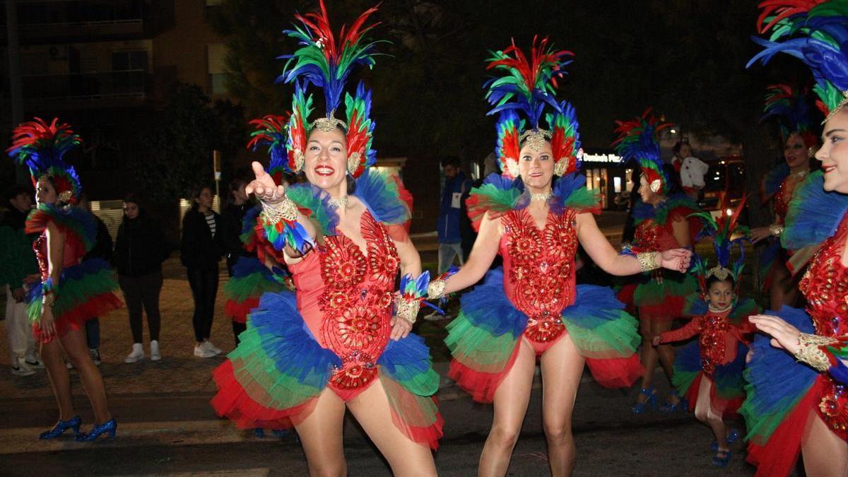 Foto de uno de los desfiles de la edición del año pasado del Carnaval de Vinaròs.