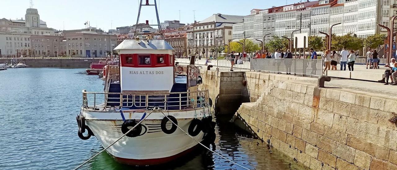 El barco Rías Altas Dos, la embarcación turística que pasa por A Coruña y Oleiros. |   // I.R.