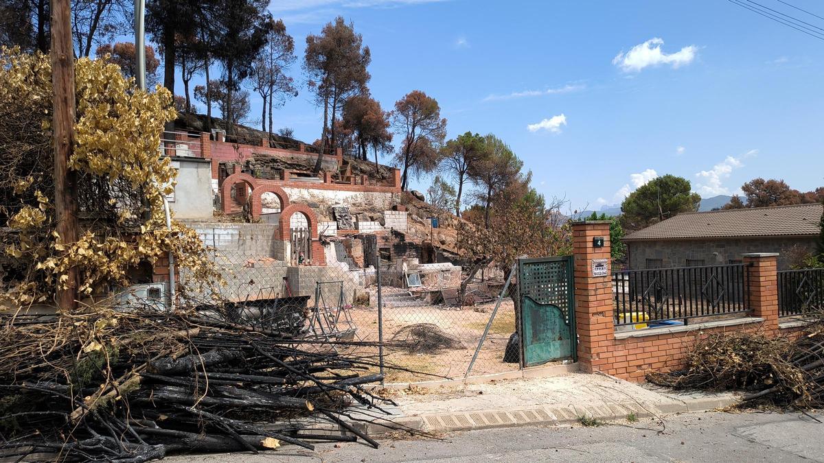 Als carrers de les Garrigues es veuen moltes piles de llenya tallada després del foc