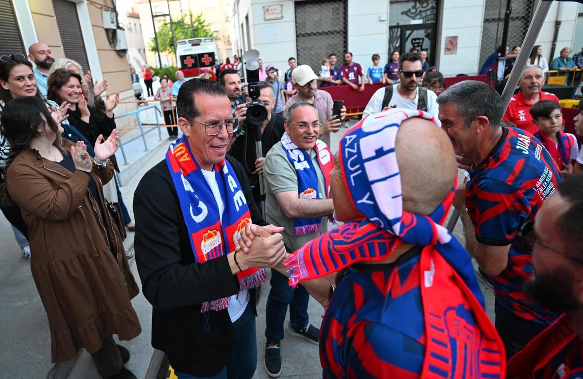 El alcalde de Elda, Rubén Alfaro, saluda al entrenador Claudio Barragán, en la fiesta del ascenso.