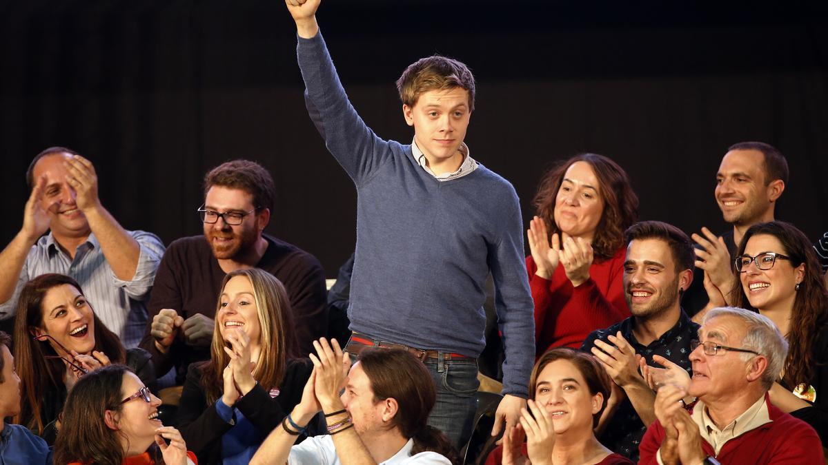 Owen Jones durante el cierre de campaña de Podemos en València en 2015.