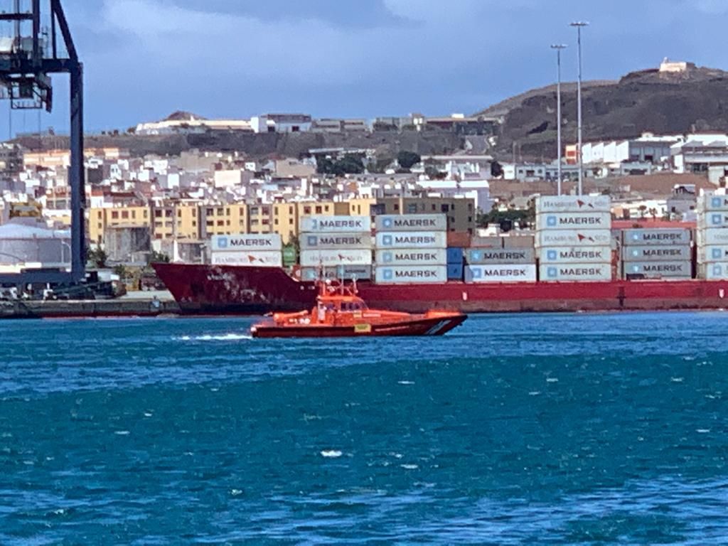 Un portacontenedores provoca un vertido de 2.000 litros de fuel en el Puerto