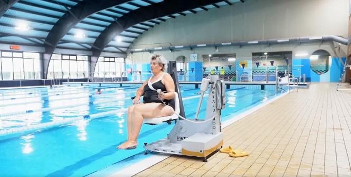 Los ascensores acuáticos de Metalu permiten a muchas personas con dificultades de movilidad poder entrar y salir de la piscina manejándolos autónomamente.