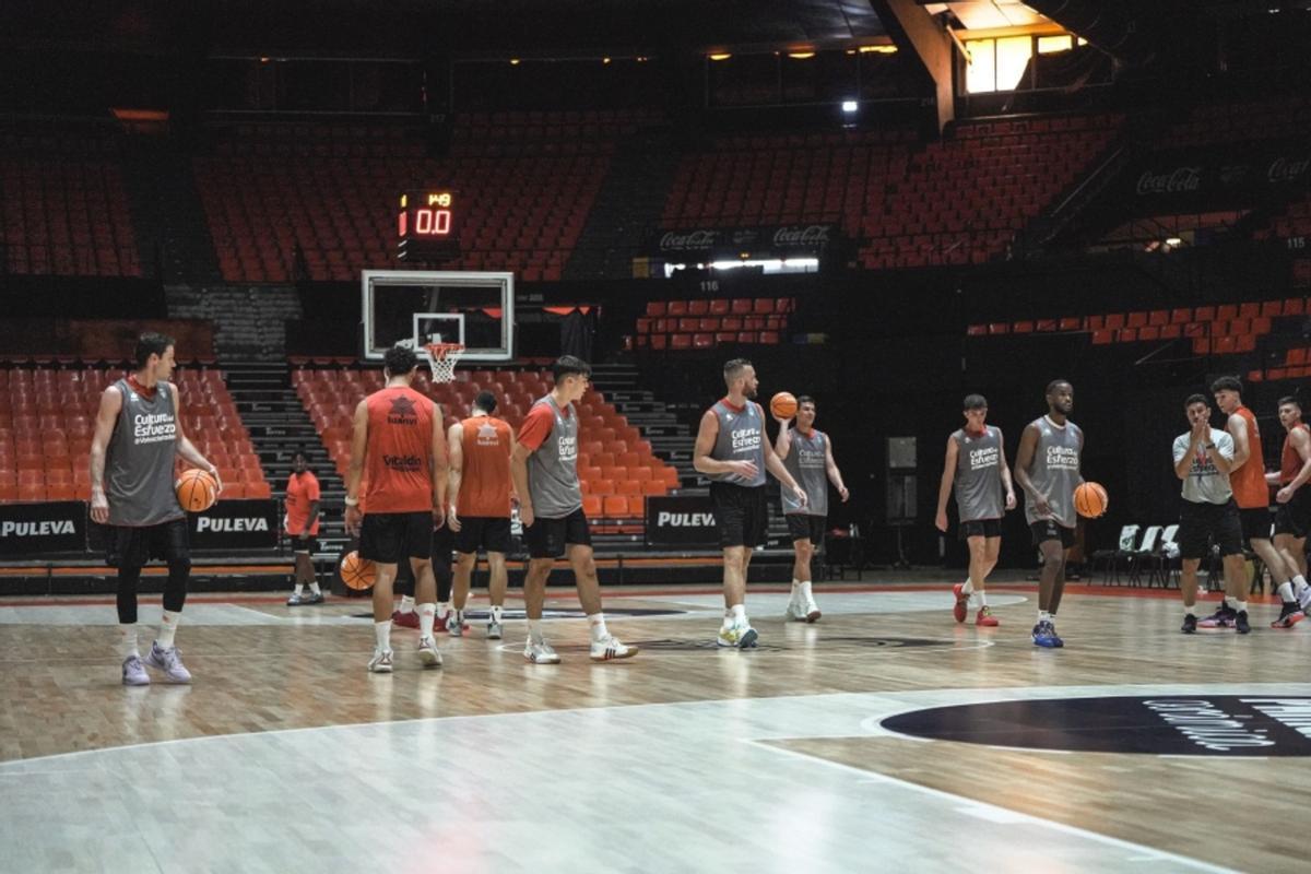 La plantilla del Valencia Basket entrena en La Fonteta