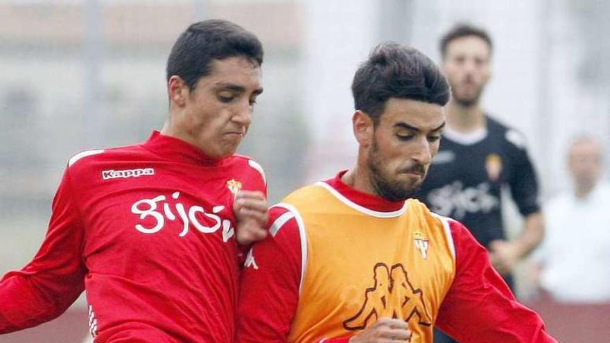 Pablo Fernández disputa un balón con Julio.