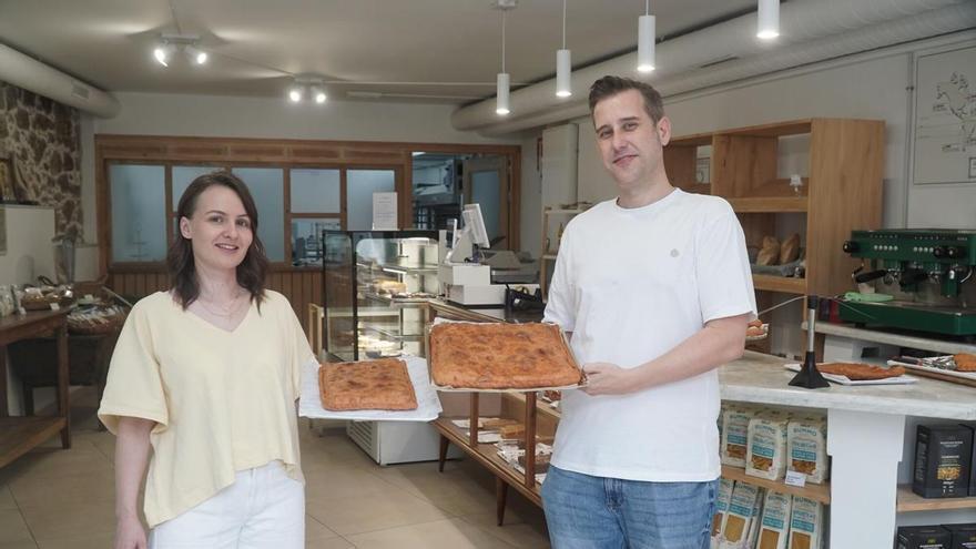 La panadería sin gluten de A Coruña que busca el oro nacional con su empanada: "Empezamos a las seis y por la tarde ya no quedan"