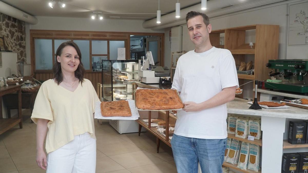 La panadería sin gluten de A Coruña que busca el oro nacional con su empanada: "Empezamos a las seis y por la tarde ya no quedan"