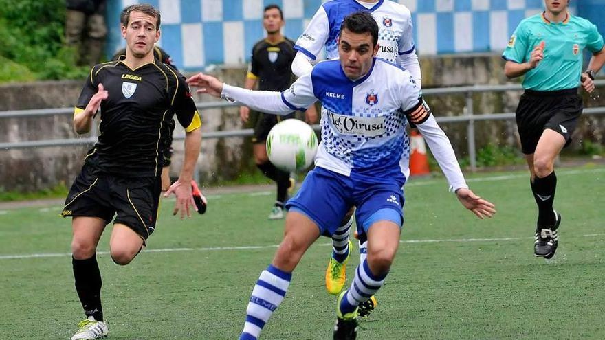 Kike, capitán del Tuilla, trata de controlar el balón con Marcos Norniella, del Lugones, a la izquierda.