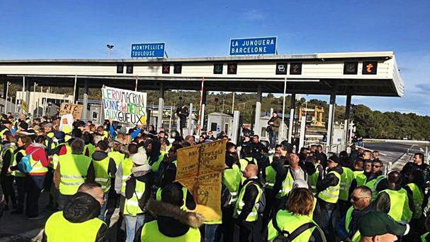 Els manifestants, a la barrera del peatge.