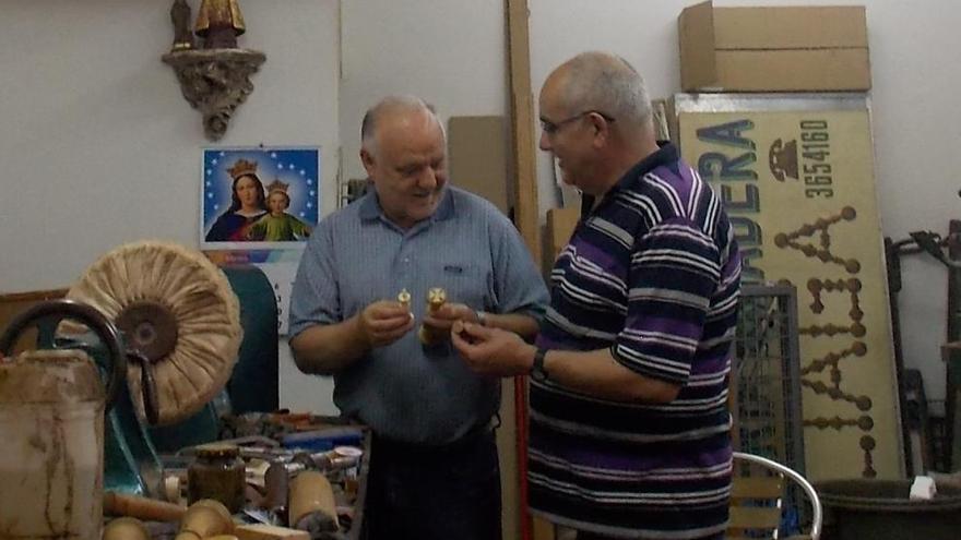 En el taller del tornero y lutier Vicente Aliaga, fabricando la figura del virrey.