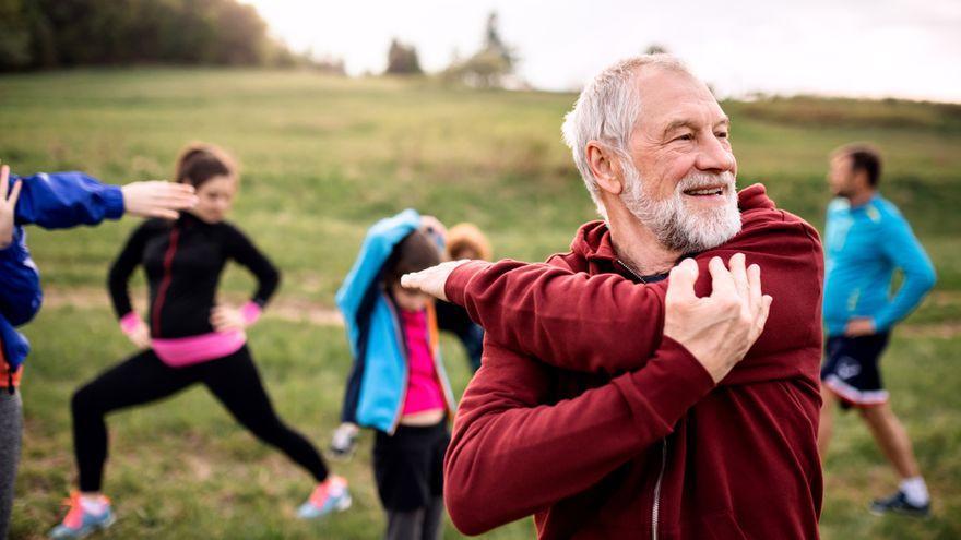 El ejercicio moderado es clave para evitar caídas en nuestros mayores
