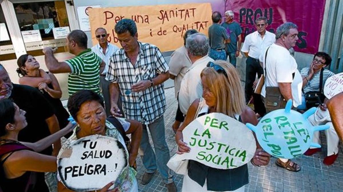 Protesta frente al CAP Muralles de Tarragona, ayer.