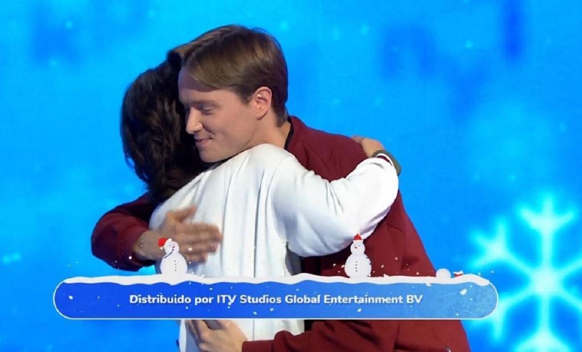 Manu abraza a Rosa tras participar en el rosco de Pasapalabra.