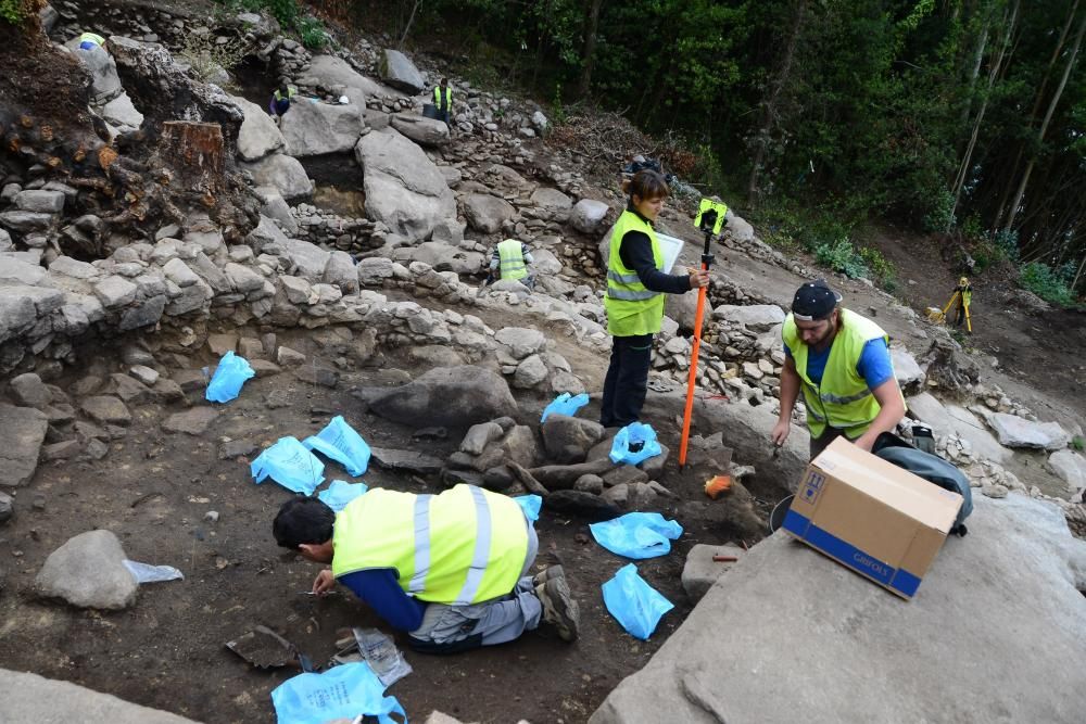 Las obras del Corredor destapan una escultura antropomorfa en Domaio