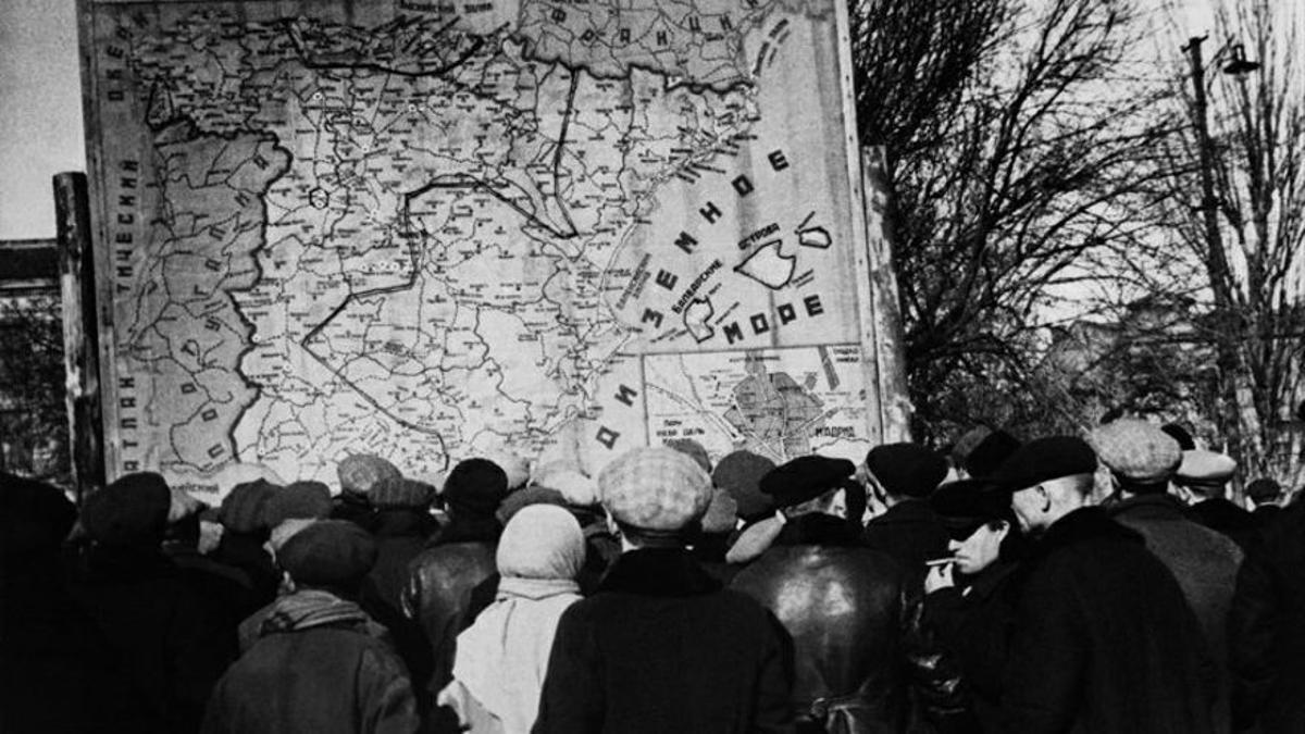 Habitantes de Odesa (Ucrania) se informan sobre la Guerra Civil española en 1937 con un mapa en la calle. / @CIVIL_WAR_SPAIN