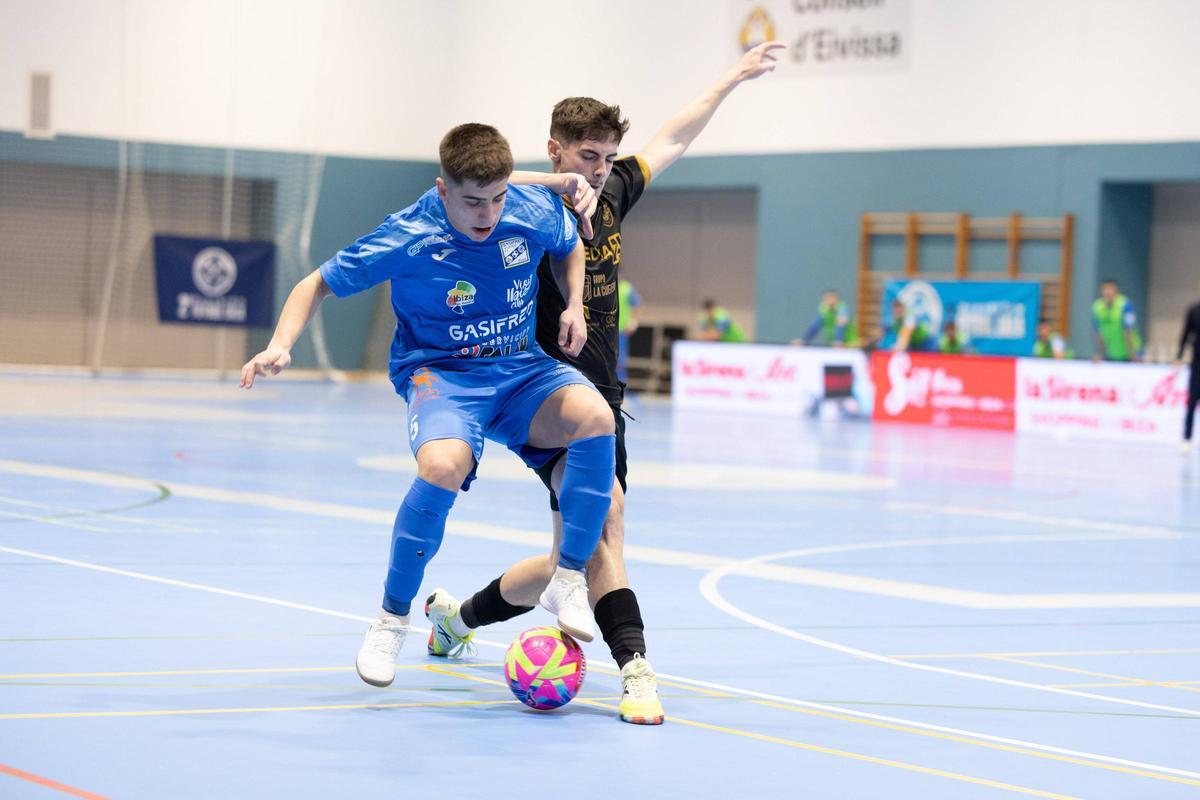 Faly disputa el balón ante un jugador del Málaga Ciudad Redonda