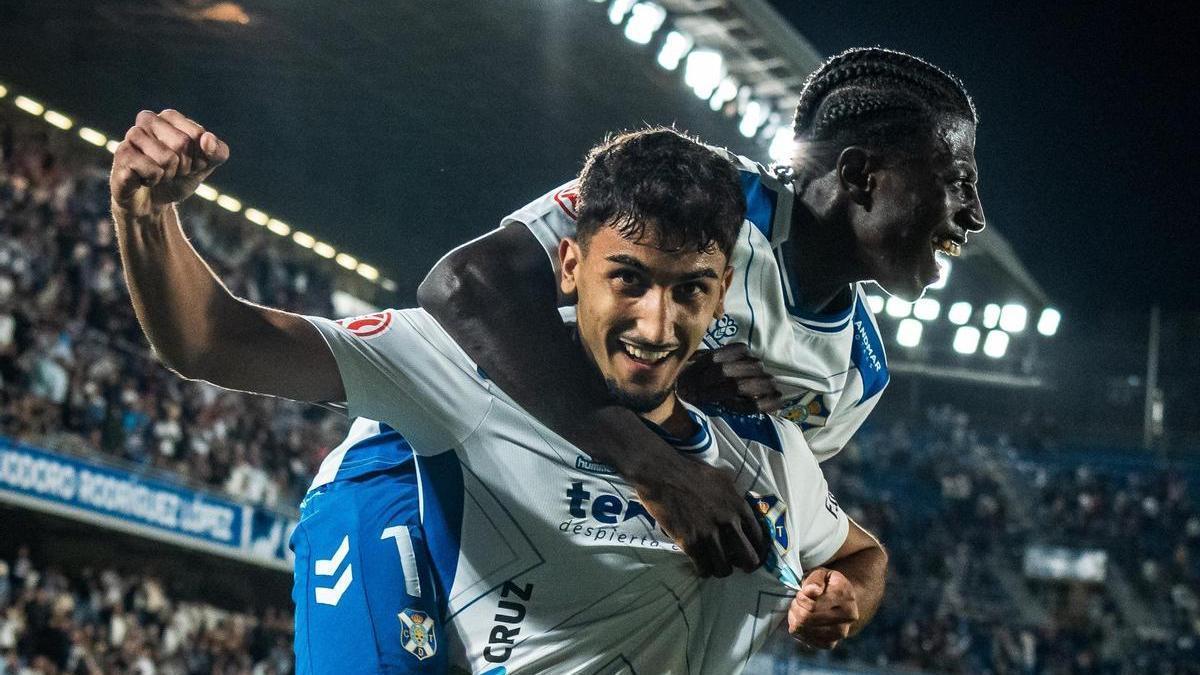 Balde es levantado en hombros por Alberto Ulloa.