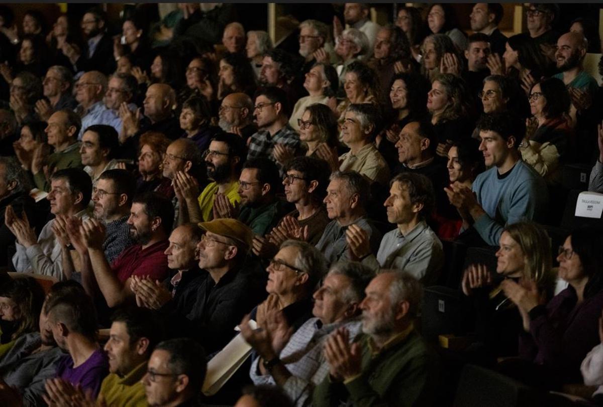 Públic en l'acte de celebració de la cooperativa gironina Som Energia.