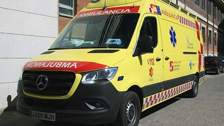 Archivo - Una ambulancia en Valladolid