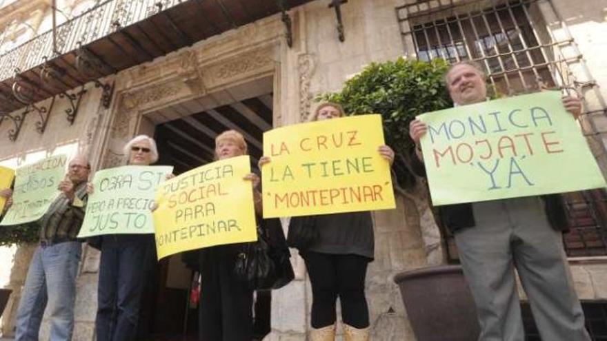 Los afectados, concentrados ayer en el Ayuntamiento.