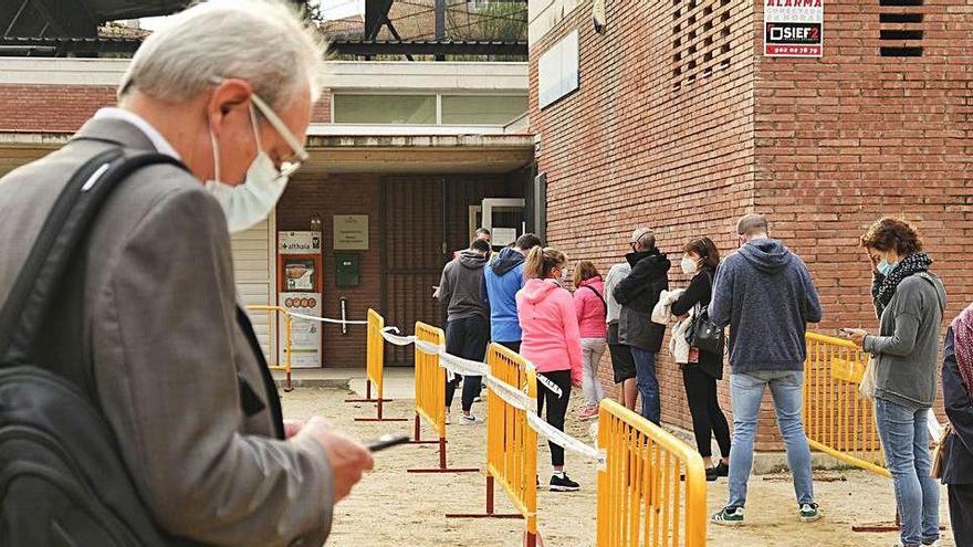 Cua per fer-se la prova al casal cívic del barri de la Font dels Capellans de Manresa, ahir a la tarda