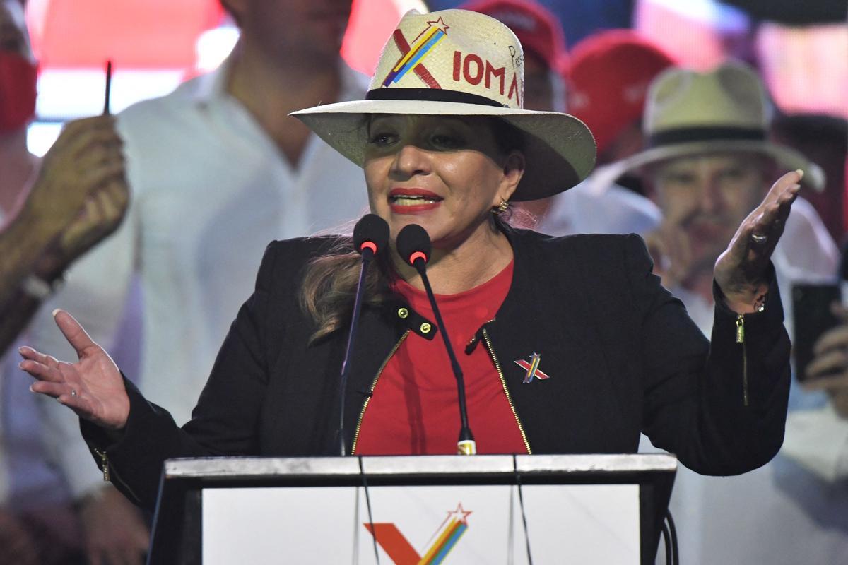 Xiomara Castro, ex primera dama d’Hondures, acaricia la presidència