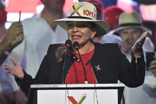 Xiomara Castro, exprimera dama de Honduras, acaricia la presidencia